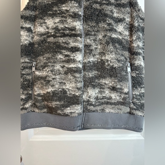 Athleta Women’s Fog Camo Bluff Sherpa Tugga Vest - Size Medium - Picture 2 of 8